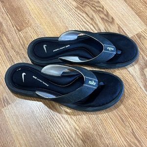 Size 10. Nike comfort footbed flip flops